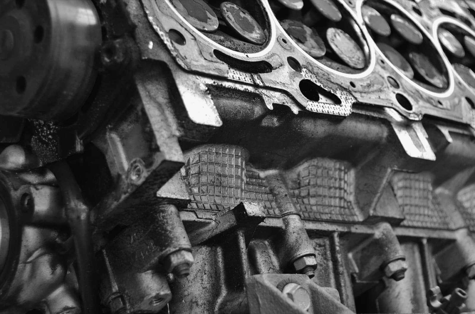 Gros plan sur un bloc moteur démonté dans un atelier